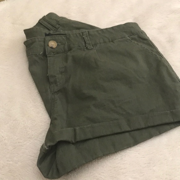 Green shorts - Picture 3 of 3